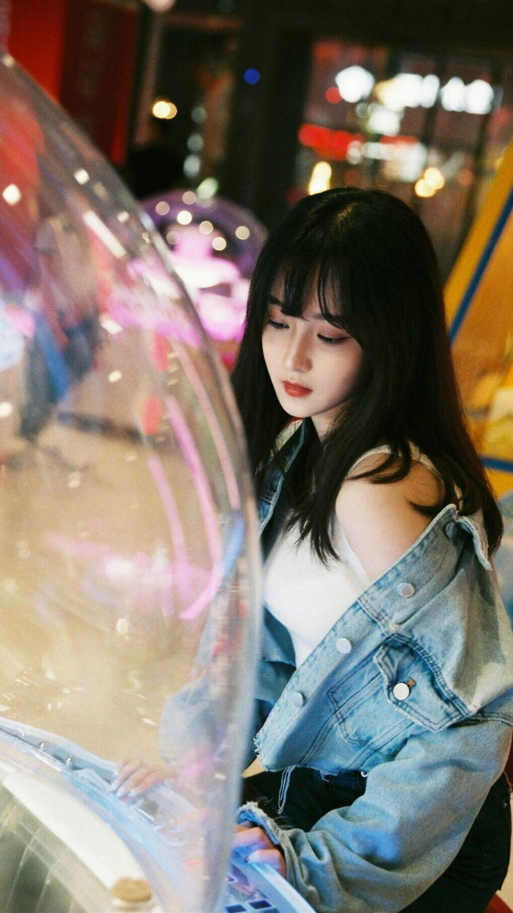 主场气氛热烈观众打出创意标语为球队送上全场支持，球队主题